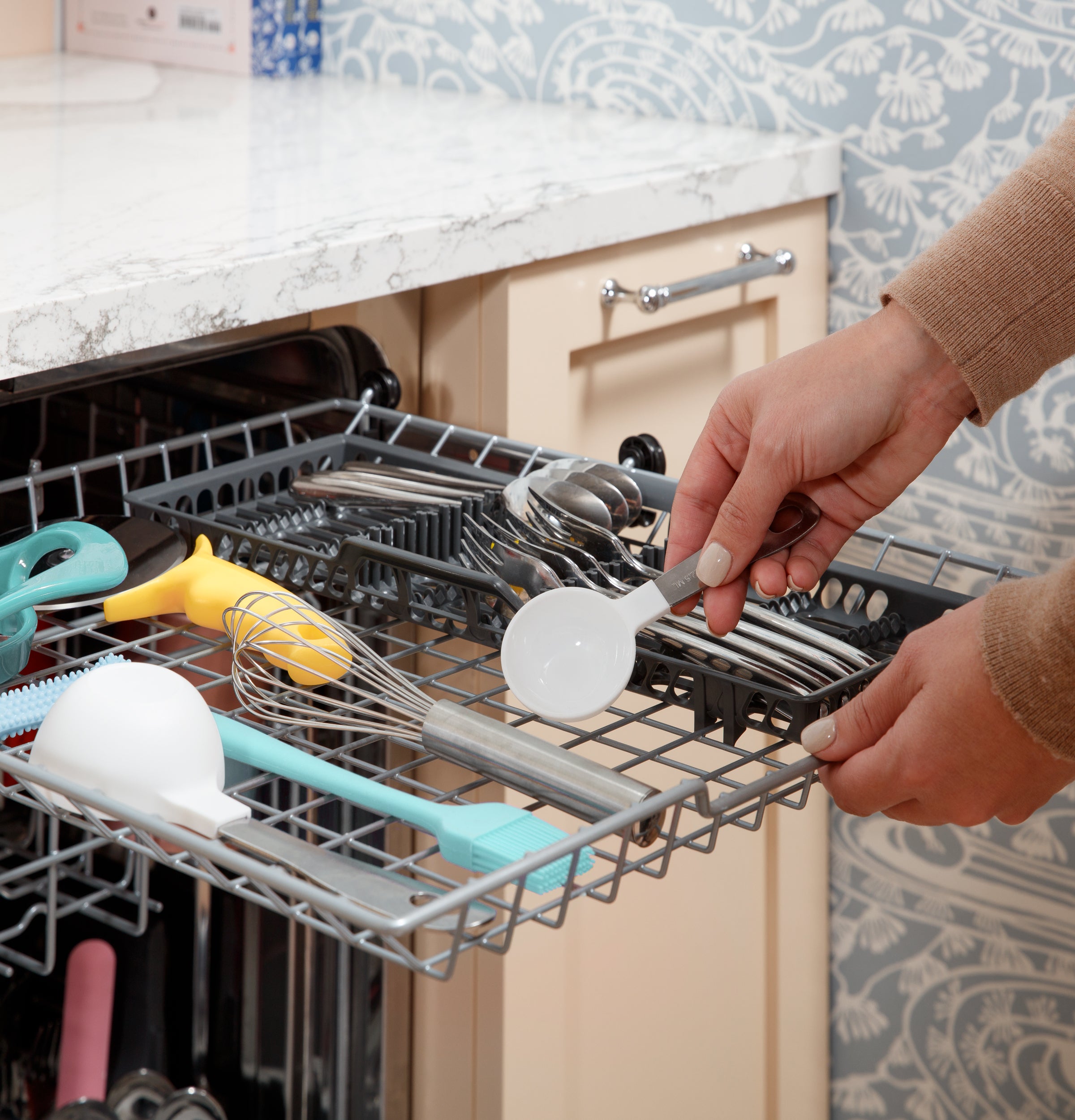 GE Top Control with Stainless Steel Interior Dishwasher with Sanitize Cycle | GDP670SMVES